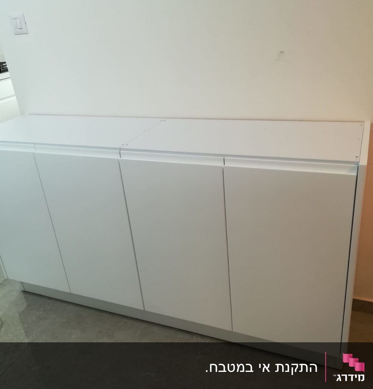 ארון לבן עם דלתות סגורות במטבח מודרני